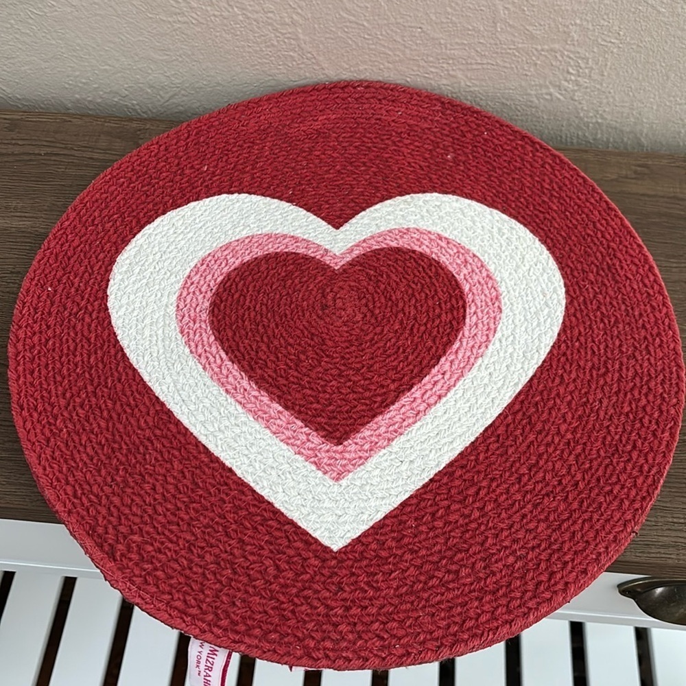 Isaac Mizrahi New York Round Valentine Placemats Set of 4 Pink Red White Heart